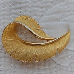 Vintage JJ   Brushed Gold Tone Twisted Leaf Pin/ Brooch MCM